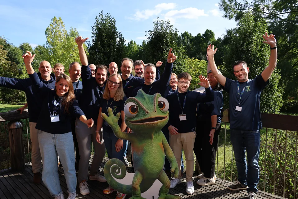 Het team van Unexus met Nex, armen in de lucht
