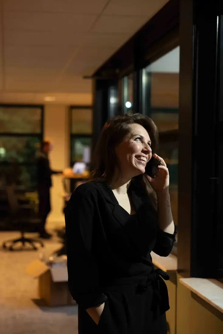 Medewerker aan de telefoon in het kantoor van Unexus