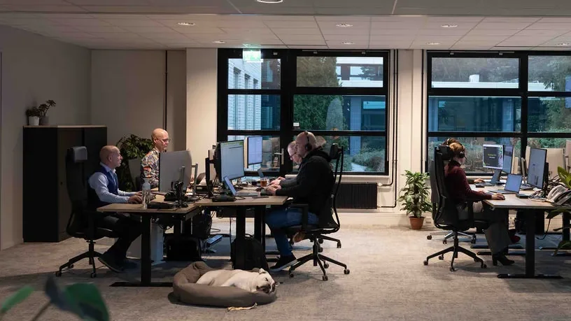 Kontoret i Baarn med kolleger p&aring; arbejde