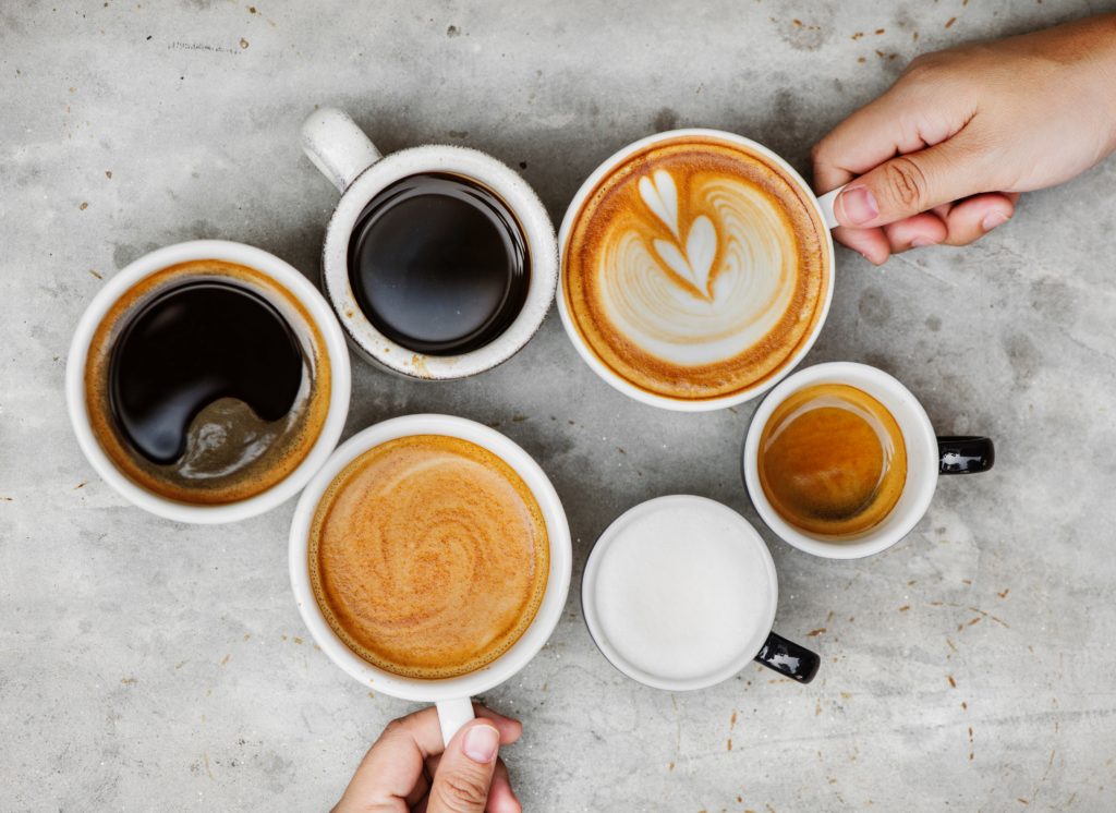 Kopjes koffie, cappucino en espresso worden met twee handen gedeeld.