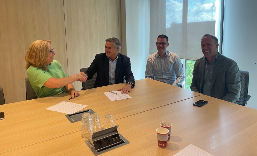 Op 7 augustus jl. hebben Titi van der Poel, directeur Digitale Transformatie bij Havensteder, en Wim Pullens, commercieel directeur bij Unexus, de samenwerking bekrachtigd door ondertekening van een samenwerkingsovereenkomst.