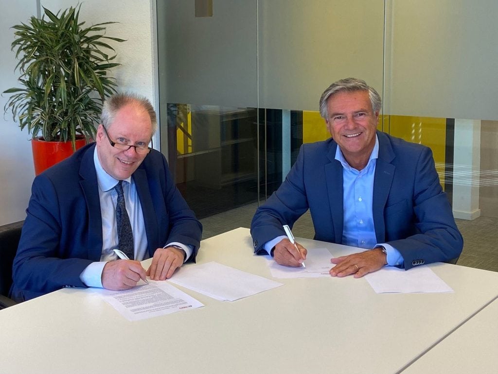 Ondertekening contract - Wim Pullens en Henk-Peter Kip van Woonin (2)